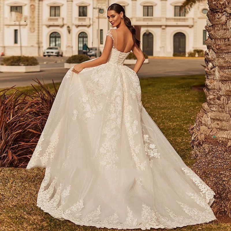 Women's wedding dress makes the bride look slim, slim and elegant._ecoleips.com