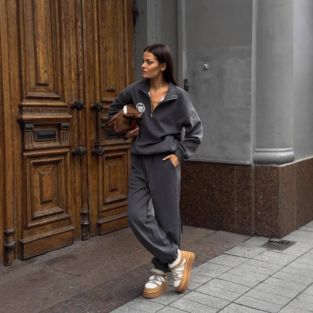 Oversized Drop-Shoulder Sweatshirt & Drawstring Jogger Set – Embroidered Badge Detail (95% Cotton Fleece, Unisex Fit, Streetwear Minimalist)_ecoleips.com