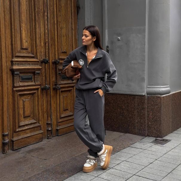 Oversized Drop-Shoulder Sweatshirt & Drawstring Jogger Set – Embroidered Badge Detail (95% Cotton Fleece, Unisex Fit, Streetwear Minimalist)_ecoleips.com