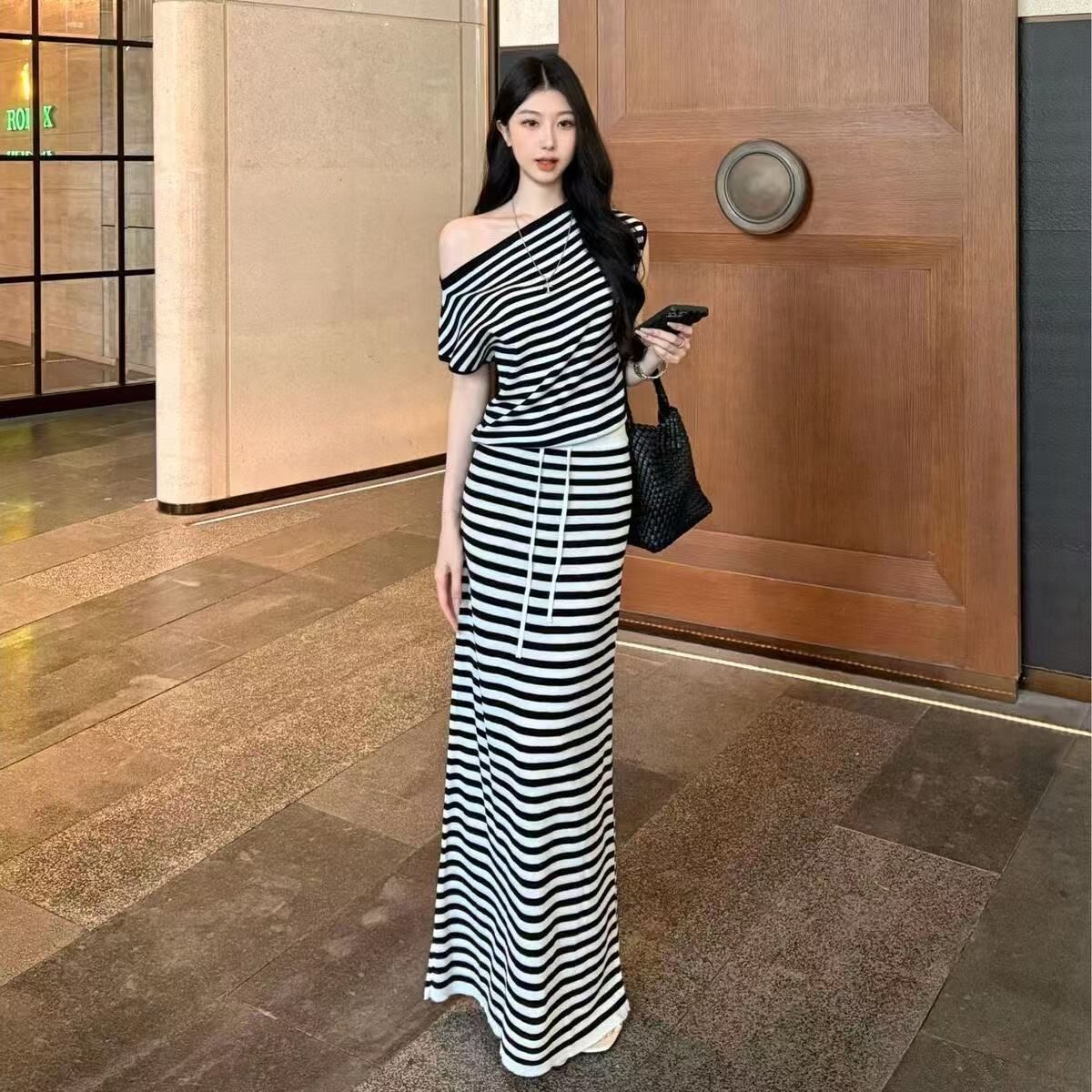 Black And White Striped Off-Shoulder Short-Sleeve T-Shirt For Women, Summer High-End Two-Piece Set With Drawstring_ecoleips.com