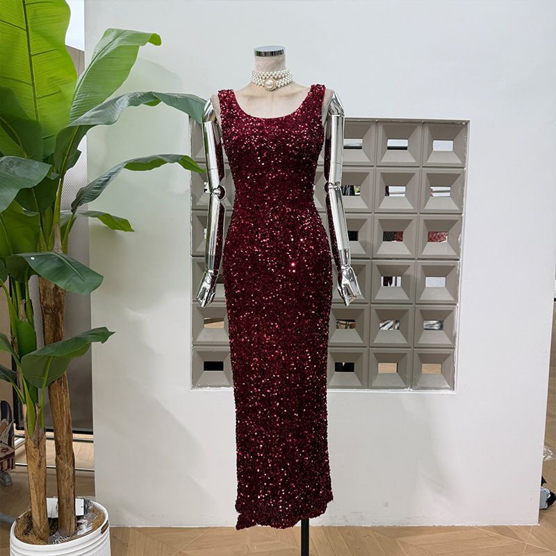 "Elegant Sequin Stretch Dress With High Slit - Sophisticated Thai-Inspired Party Gown For Women"_ecoleips.com