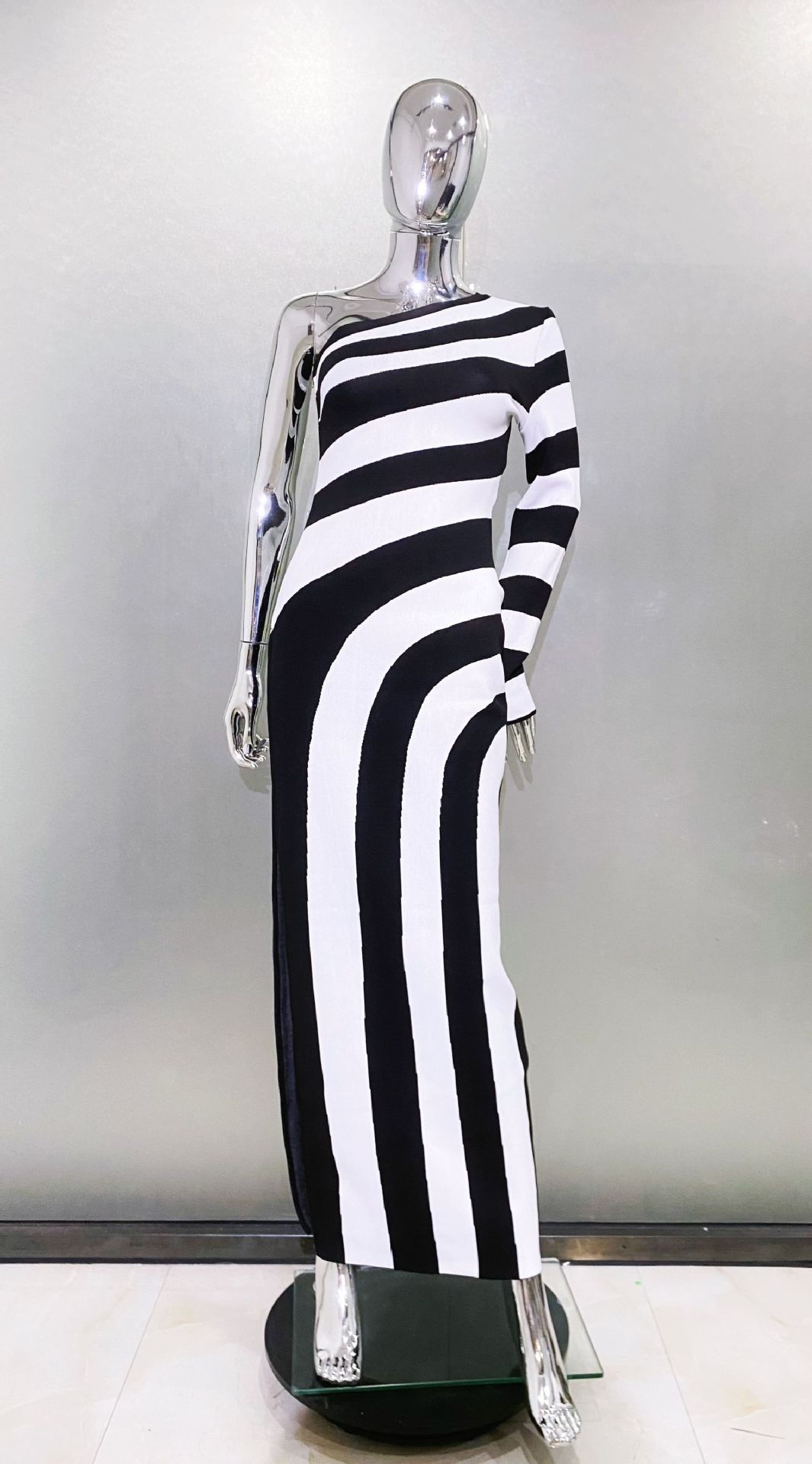Autumn And Winter Black And White Striped Sexy High Split Shoulder Dress Simple And Fashionable_ecoleips.com