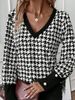 Women's V-Neck Long Sleeve T-Shirt With Houndstooth Print & Contrast Sleeves - Stylish Button-Up Top For Fall & Winter_ecoleips.com