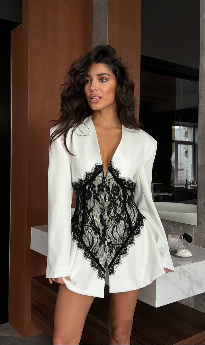 Lace-Paneled Slim-Fit Blazer For Women – Edgy Tailoring With Feminine Details (Unique Office-to-Party Statement Piece)_ecoleips.com