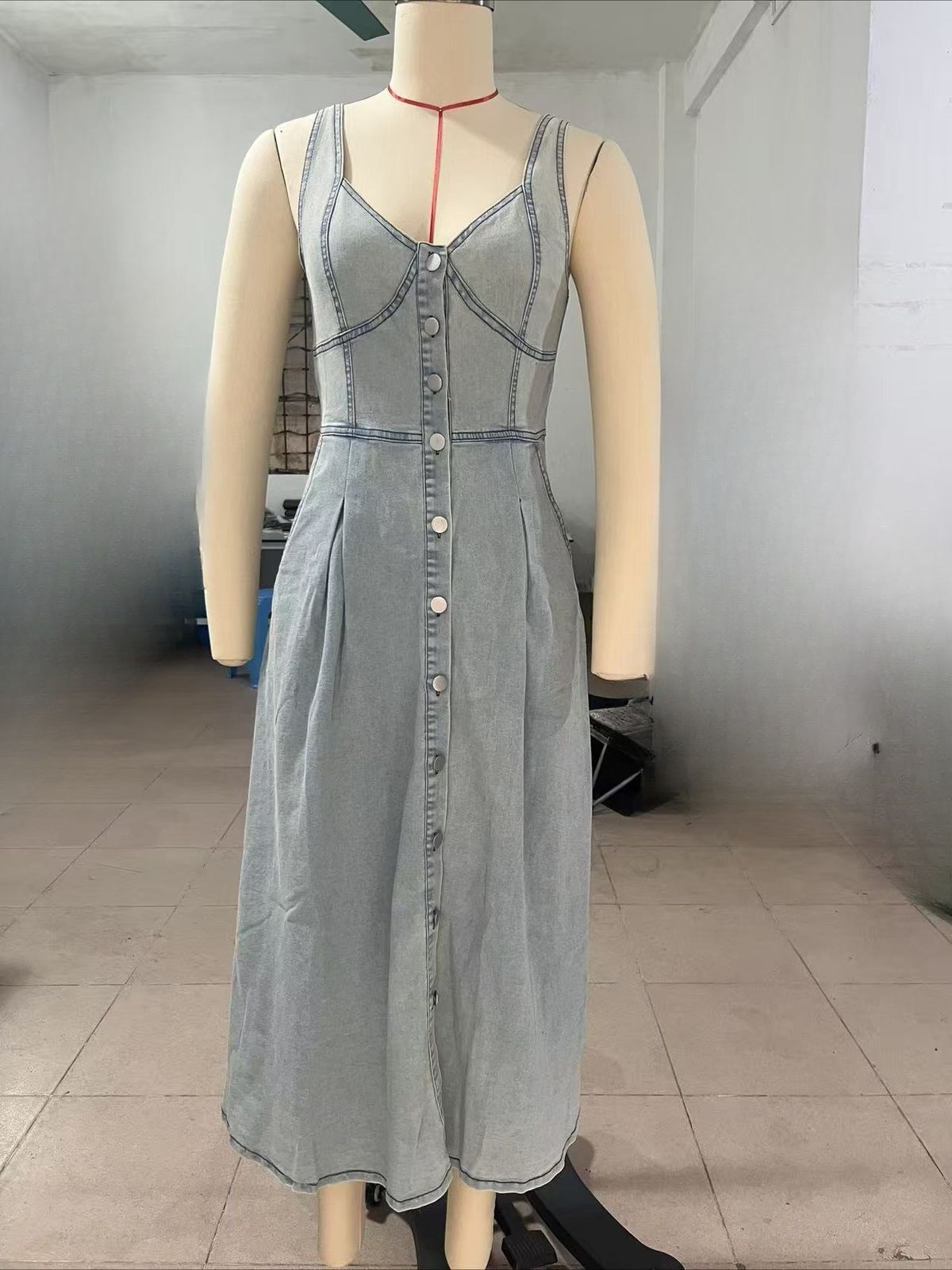 K Women's Denim Distressed Shoulder Strap Single Row Button Mid Length Dress_ecoleips.com