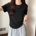 This Short-Sleeved Top Features A Curved Hem Design With A Fishbone Pattern And Is Made Of Pure Cotton. It Can Be Worn A_ecoleips.com