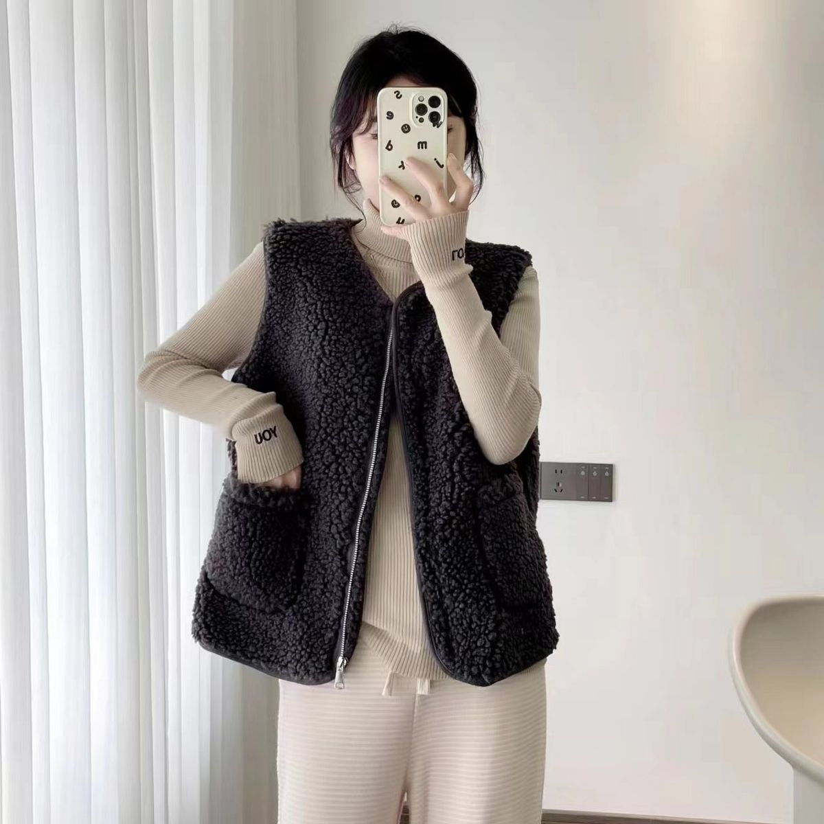 Women's Vintage Faux Shearling Vest Winter Cozy Fleece Jacket Zip-Up Sleeveless Outerwear With Pockets_ecoleips.com