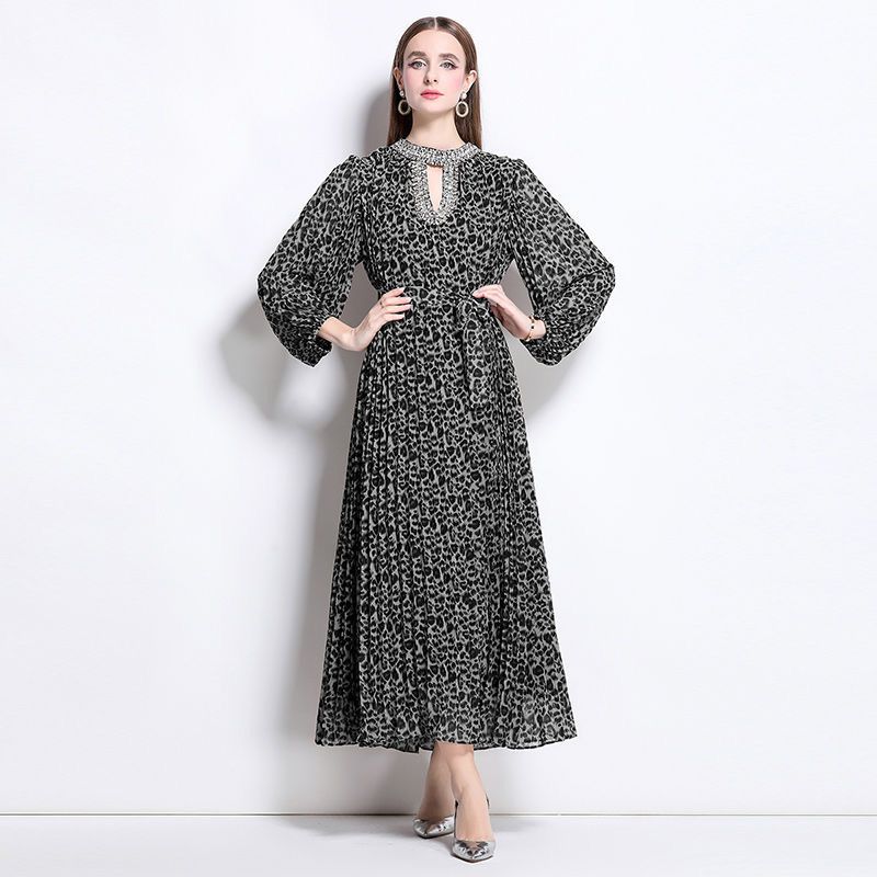 "Glamorous Leopard Print Maxi Dress With Rhinestone Accents – Plus Size Elegance (L-XXXL)"_ecoleips.com