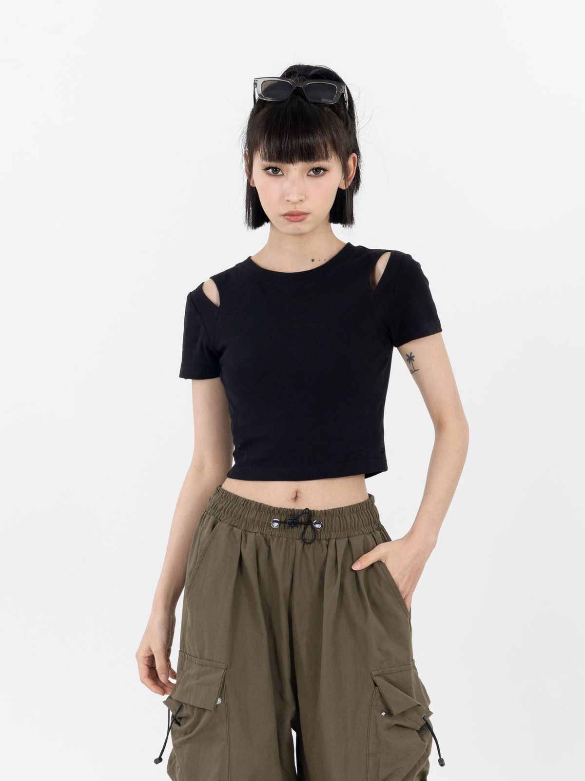 A Stylish Short-Sleeved Cotton T-Shirt With A Visible Belly Button, Designed For Women In Summer Featuring A Slimming_ecoleips.com