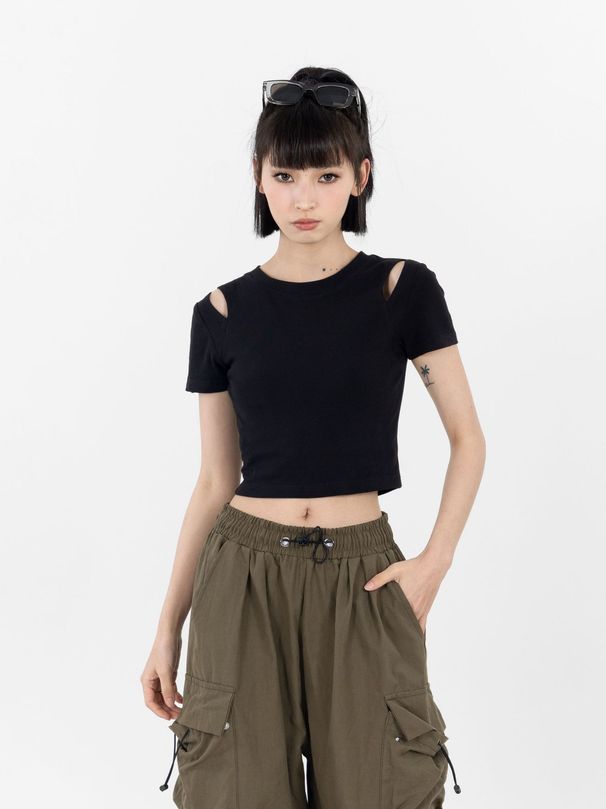 A Stylish Short-Sleeved Cotton T-Shirt With A Visible Belly Button, Designed For Women In Summer Featuring A Slimming_ecoleips.com