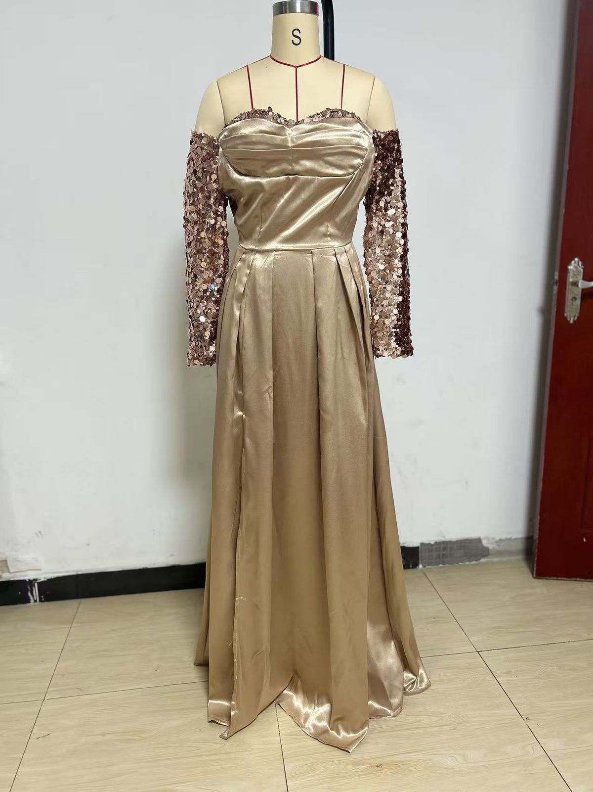 Women’s One-Shoulder Long Sleeve Gown – Elegant V-Neck Sequin Split Maxi Dress (Flared Skirt, Metallic Accents, Stretch Fabric)_ecoleips.com