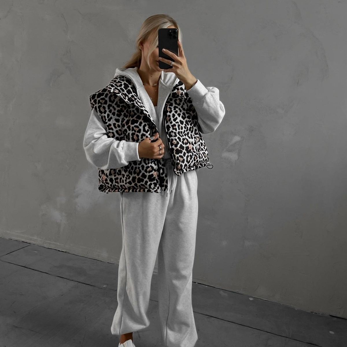 Women's Stand Collar Quilted Vest With Leopard Print - Short Sleeveless Puffer Jacket For Autumn, Streetwear Fashion, Slim Fit (Black/Brown, S/M/L)"_ecoleips.com
