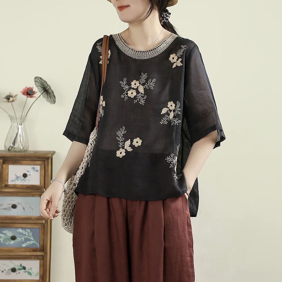 Renaissance-Style Cotton-Linen Embroidered Round-Neck T-Shirt A New Summer Collection For Women. Features A Loose Fit,_ecoleips.com