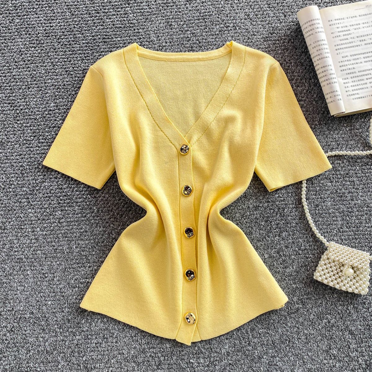 Elegant V-Neck Knit Top For Women – Breathable Summer Pullover With Single Button Detail_ecoleips.com