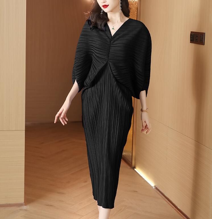 2026 European American Fashion Elegant Pleated Bat-sleeve Plus-size Women's Dress With A Stylish V-neck Solid Color,_ecoleips.com