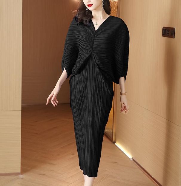 2026 European American Fashion Elegant Pleated Bat-sleeve Plus-size Women's Dress With A Stylish V-neck Solid Color,_ecoleips.com