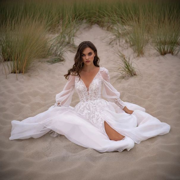 Women's Clothing Lightweight Wedding Dress Simple V Neck Lace Long Sleeve Style Bridal Gown Elegant Evening Niche Wedding Dress_ecoleips.com