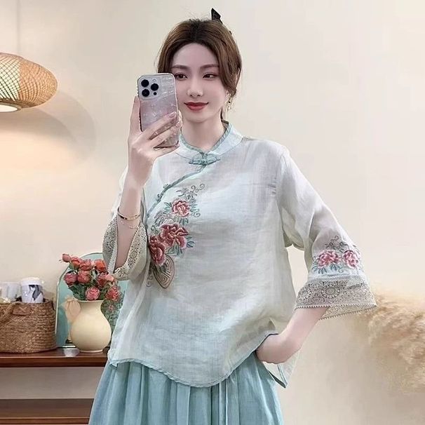 A Retro-Style Shirt With A Collar, Made Of Cotton And Linen Fabric, Featuring Buttoned Details And Embroidery; Designed_ecoleips.com