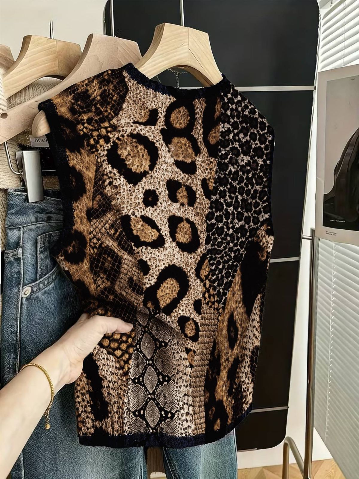 Women's Clothing Retro Round Neck Vest Spring New Wild Leopard Print Loose Sleeveless Knitted Sweater Unique Fashion_ecoleips.com