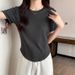 This Short-Sleeved Top Features A Curved Hem Design With A Fishbone Pattern And Is Made Of Pure Cotton. It Can Be Worn A_ecoleips.com