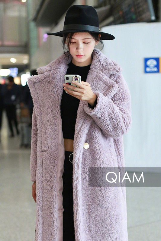 Celebrity-Inspired Teddy Bear Wool Coat – Plush Mid-Length Trench Coat With V-Neck, Warm & Stylish Winter Outerwear (S-XL, 8 Colors)_ecoleips.com