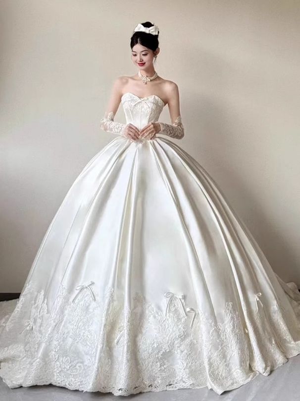 Vintage Lace Wedding Dress – Slimming A-Line Satin Gown With Long Sleeves & Train, Princess Sleeves & Corset Back (XS-XXL)_ecoleips.com