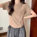This Short-Sleeved Top Features A Curved Hem Design With A Fishbone Pattern And Is Made Of Pure Cotton. It Can Be Worn A_ecoleips.com