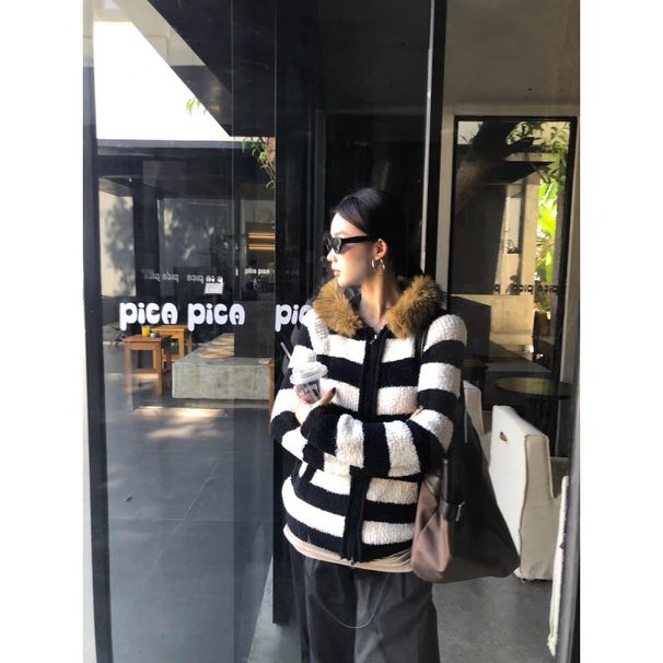 American Retro Black-And-White Striped Woolen Caped Sweater With A Fitted, Slimming Silhouette, Paired With A Sophistica_ecoleips.com