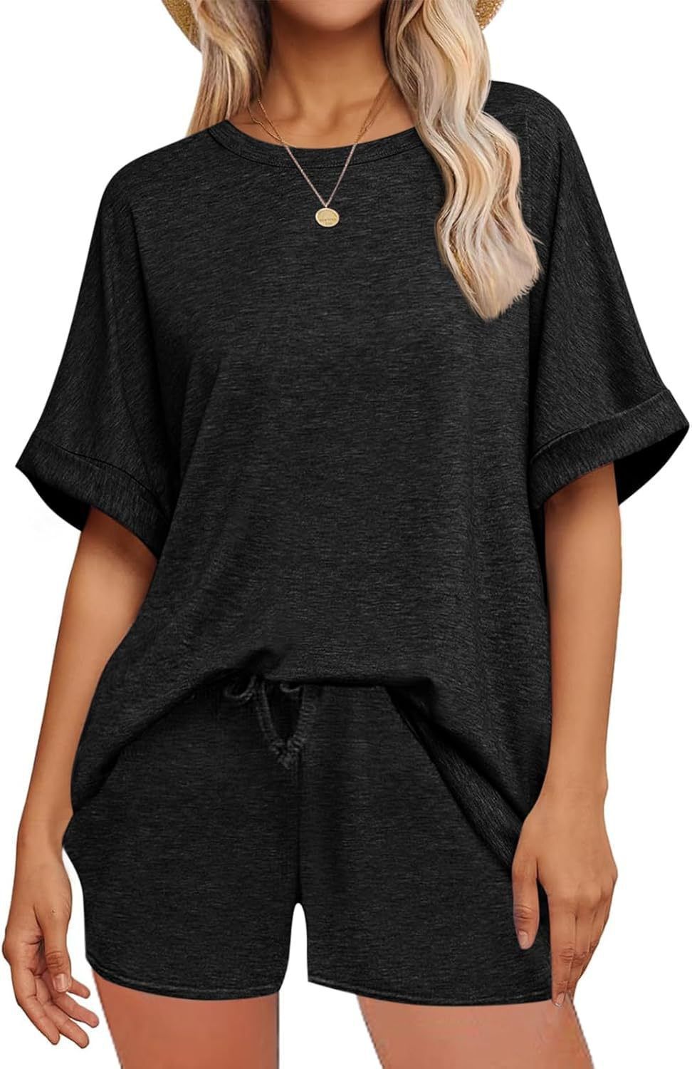 Summer Casual Outfit: Oversized Short-Sleeved T-Shirt With Drawstring Shorts, Perfect For Sporty Or Relaxed Wear._ecoleips.com