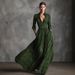 A Chic Autumn/Winter Dress With Retro Plaid Pattern, A Flowing Long Skirt, And A V-Neckline In A French-Inspired Style._ecoleips.com