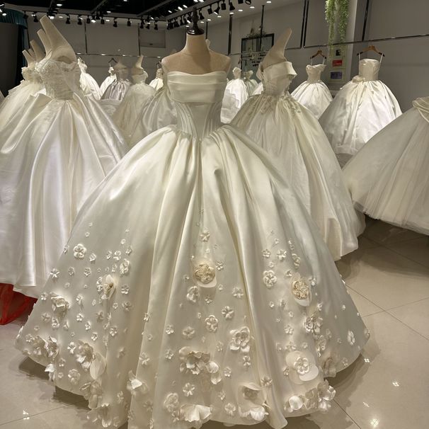 Butterfly French Style Satin Wedding Dress for High End Brides with Train And Three Dimensional Floral Design_ecoleips.com