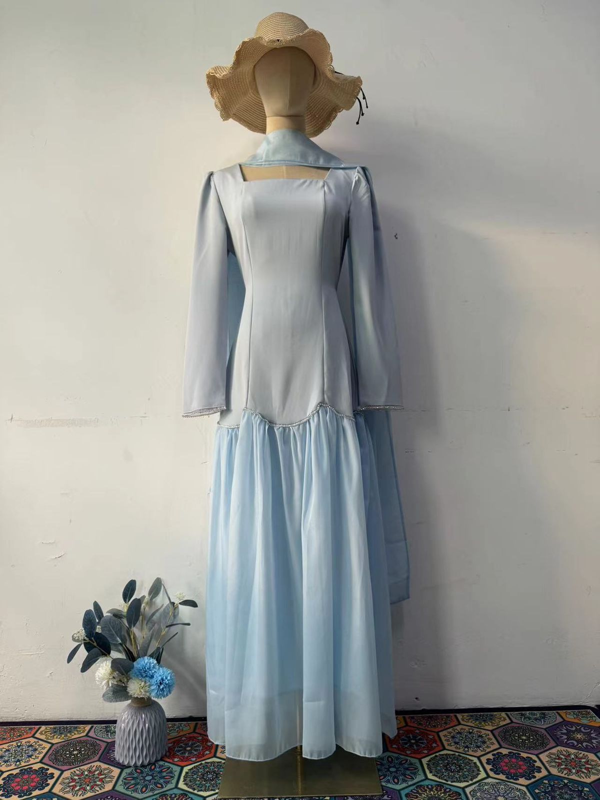 Emerald Crystal-Embellished Evening Gown – Winter Formal Dress With Waist-Defining Silhouette_ecoleips.com