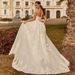 Women's wedding dress makes the bride look slim, slim and elegant._ecoleips.com