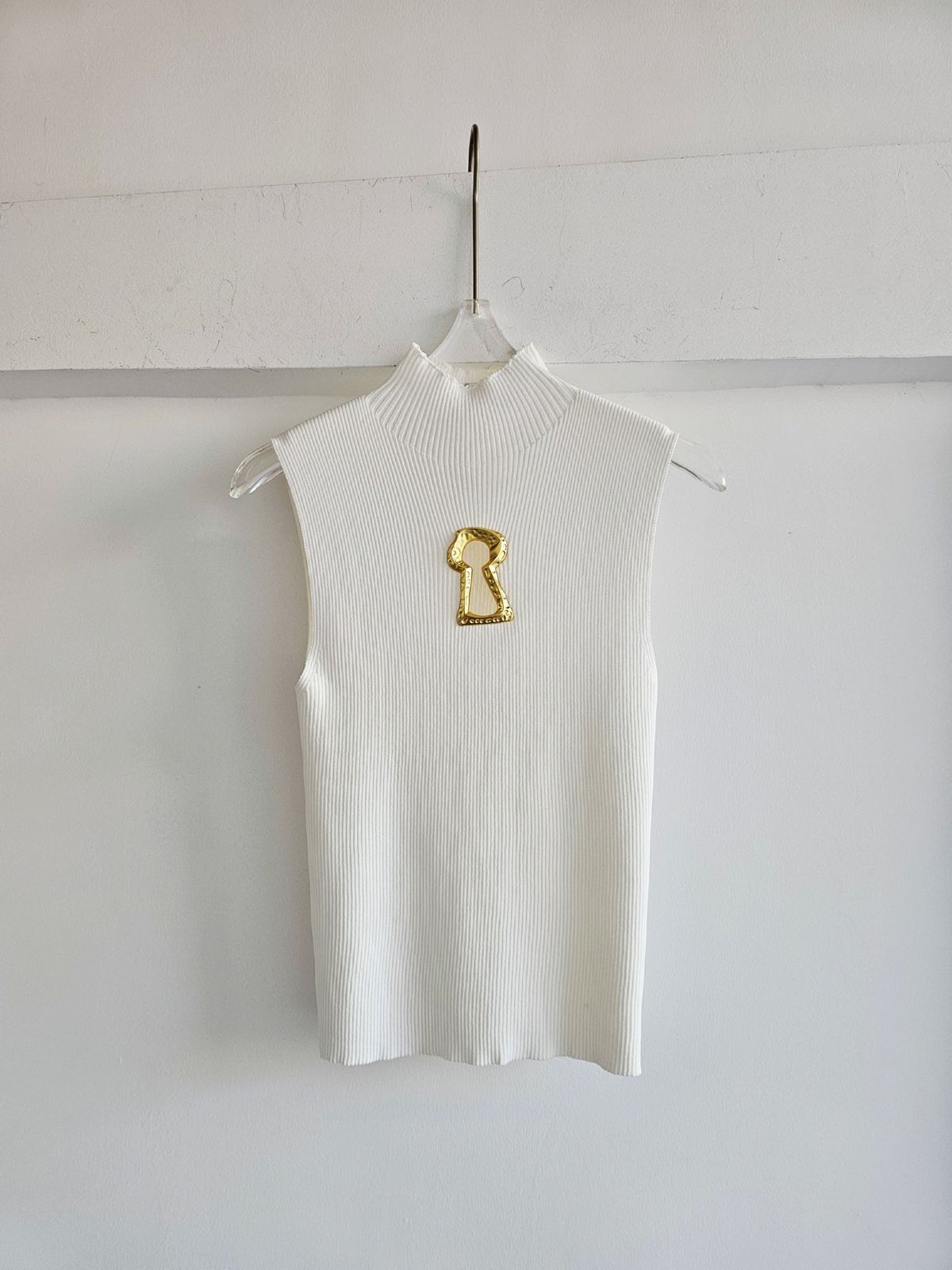 Women's French Retro Hollow Stand Collar Sleeveless Knitted Vest Sexy Slim Fit Metal Buckle Keyhole Design Top_ecoleips.com