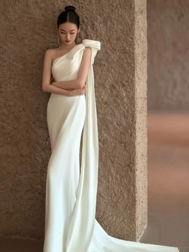 Women's Clothing One Shoulder Light Wedding Dress New White Satin Out Of The Door Yarn Trailing Bride Wedding Fishtail Car Show Dress Female_ecoleips.com