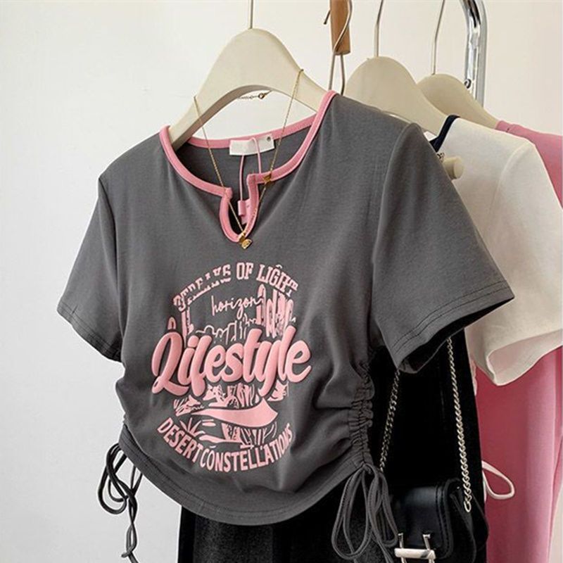 Fashion Plus Size Vintage Cropped Lettered V Neck Short Sleeved Top With Side Drawstring Ruffled American Style Suit_ecoleips.com