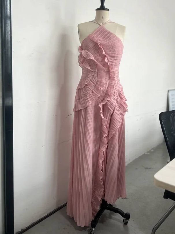 Chic Pleated Halter Neck Long Vacation Dress High Quality Purple Strapless Lotus Edge Maxi Dress New Lady Vacation Gowns TMH8_ecoleips.com