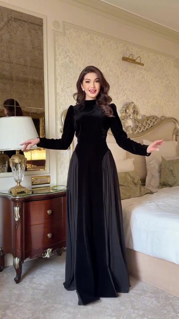 Winter Queen Velvet Dress – Long Sleeve High Waist Medieval-Inspired Maxi Dress With Puff Sleeves & Pleated Skirt_ecoleips.com