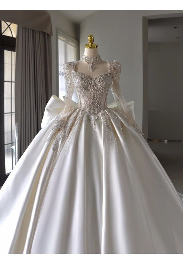 Women's Clothing Elegant French Satin Wedding Dress With Vintage Embroidery – Princess Ball Gown With Long Train & Deep V-Neck For Bride_ecoleips.com