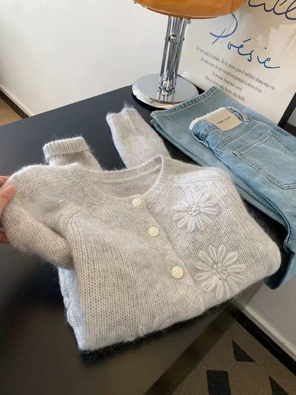 Korean-style Early Autumn Outfit: Women's Knitted Cardigan, 2025 New Model, High-end Fashion Sea-horse Wool Sweater_ecoleips.com