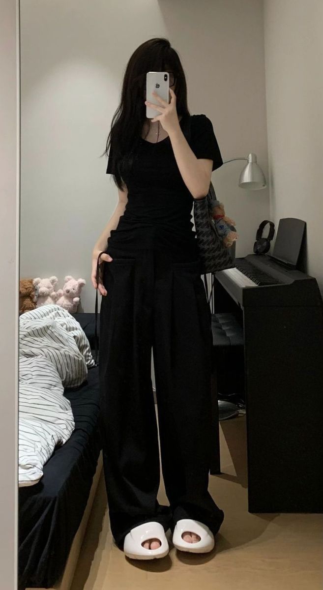 Popular Deep V-neck Front Shoulder Foreign Style Short-sleeved Summer 2026 Korean Version Of Basic Slim And Thin Premium Ice Silk Top_ecoleips.com