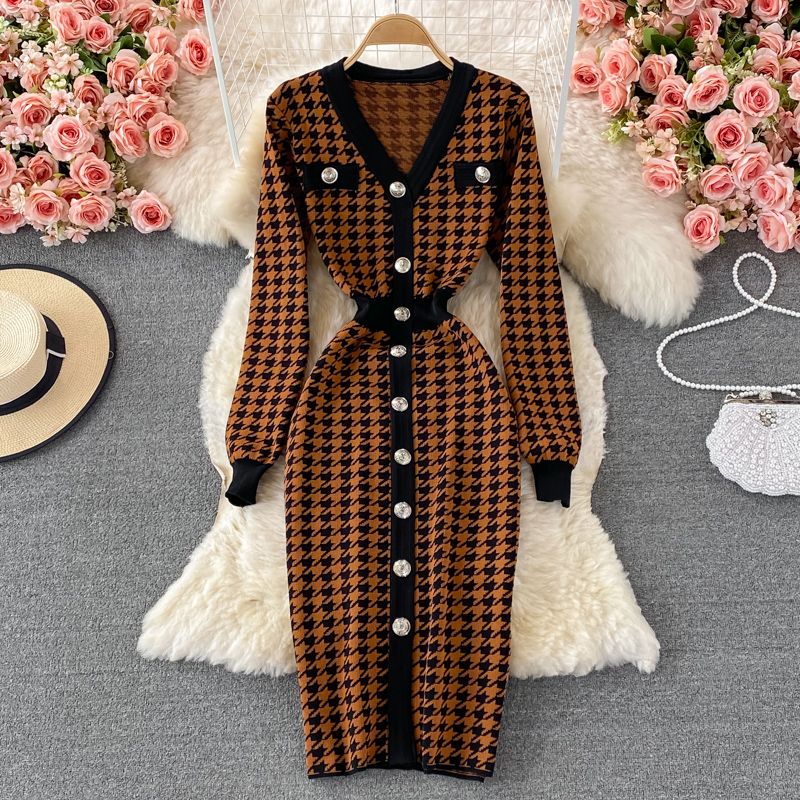 Chic V-Neck Houndstooth Knit Dress – Slim-Fit Pencil Dress With Contrast Trim (Chocolate/Beige/White/Black, One Size) | Elegant Office To Evening Wear_ecoleips.com