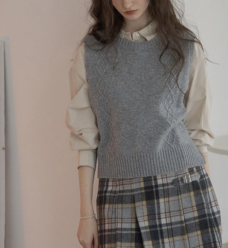 Dailyar "Cloud Toca" Round Neck Cable Knit Knitted Vest With Back Slit_ecoleips.com