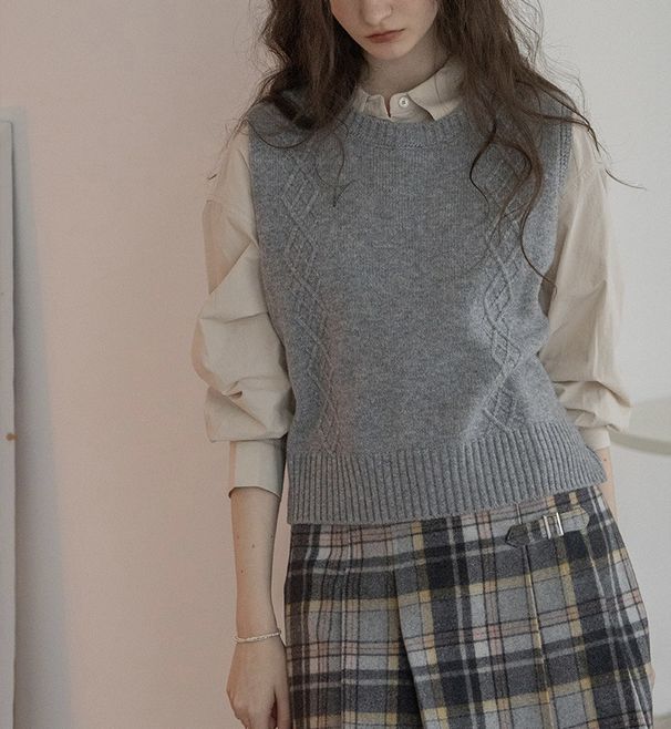 Dailyar "Cloud Toca" Round Neck Cable Knit Knitted Vest With Back Slit_ecoleips.com