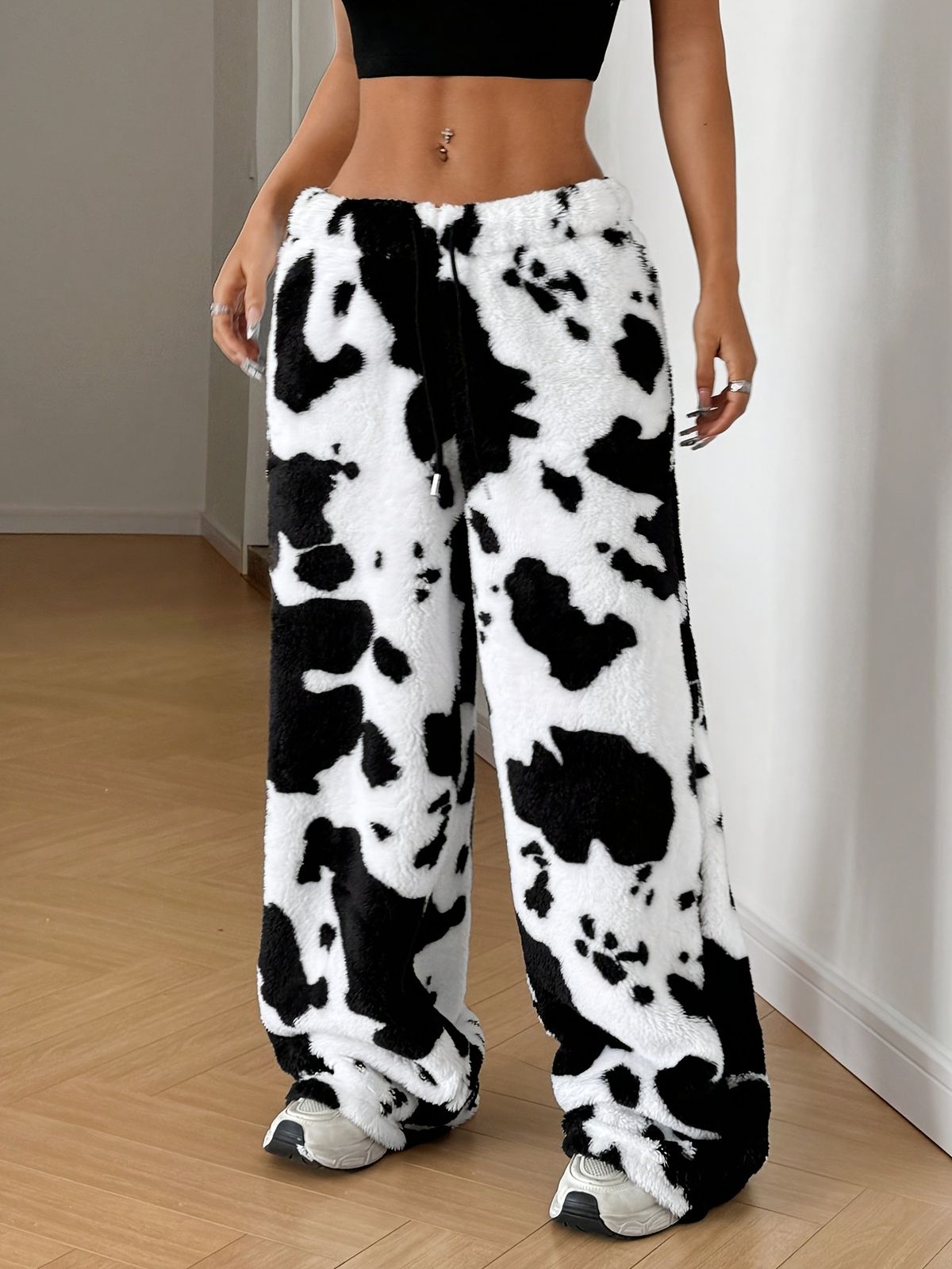 Women's Cow Print Fleece Pants – Winter High-Waisted Loungewear (M-XXL, Polyester, Black & White)_ecoleips.com