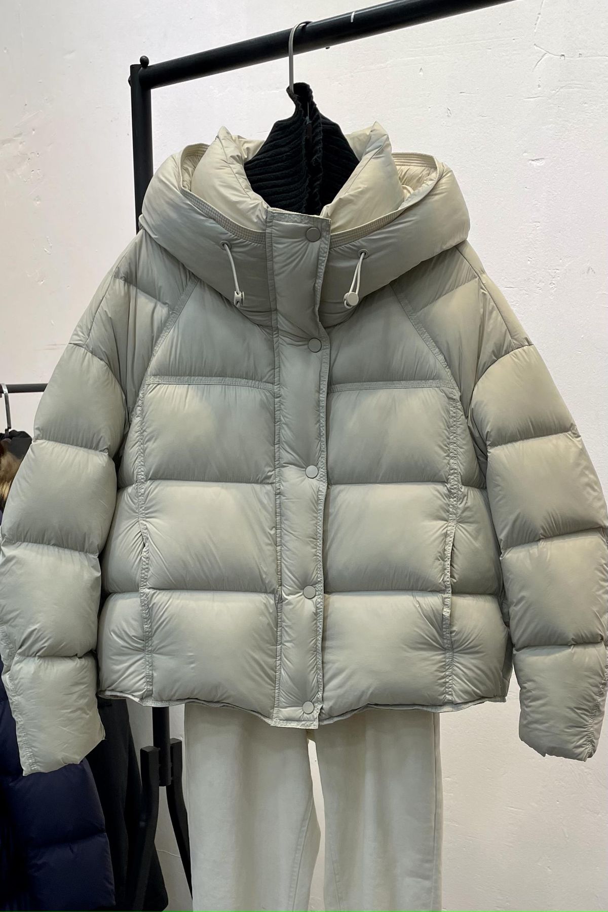"Women's Puffer Jacket With Hood - 90% White Duck Down Coat, Oversized Short Winter Jacket For Commuting & Streetwear_ecoleips.com