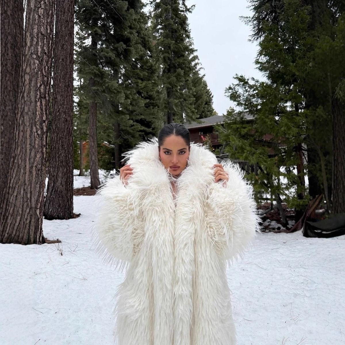 Trendy Long Faux Fur Coat – Plush Winter Coat With Detachable Faux Fur Collar, Oversized Lapel & Luxe Texture (White) – Streetwear & Elegant Style_ecoleips.com