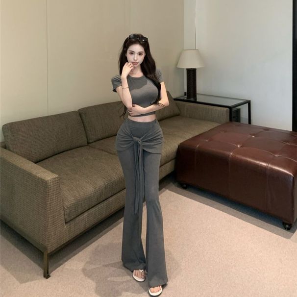 Short-sleeved Yoga Outfit Set For Sporty Hot Girls, Slim-fit Top With A Waist-to-hip Ratio That Accentuates The Hips,_ecoleips.com