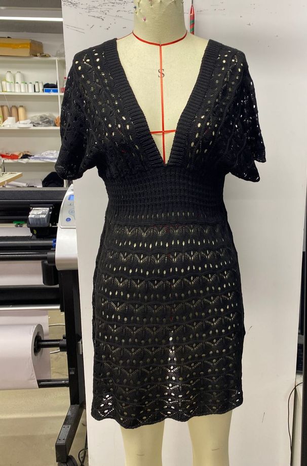 K New Beach Dress With Wave Pattern And Deep V Cut-out Elastic Waist Beach Cover-up Dress._ecoleips.com