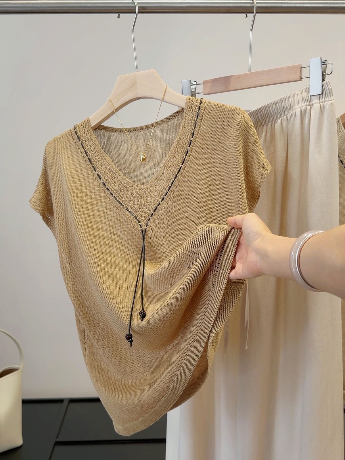 Women's French Style Hollowed out V Neck Short Sleeved Knit Top Slimming Loose Fit Chic Fashionable Summer Design_ecoleips.com